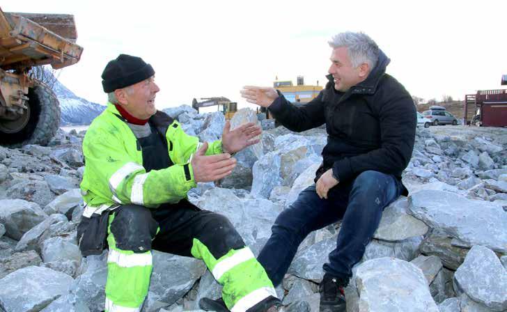 Stablet storstein på storstein i den flotte muren han lager her nede i bukta ved Arnøy Brygge. - Å sitte i gravemaskinen er deilig.