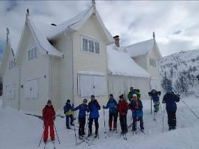 Om en klasselærer ønsker å være med i skitrekket, er det bare fint. I alpinbakken er det påbudt å bruke hjelm, De som ikke har egen hjelm låner gratis av alpinsenteret.