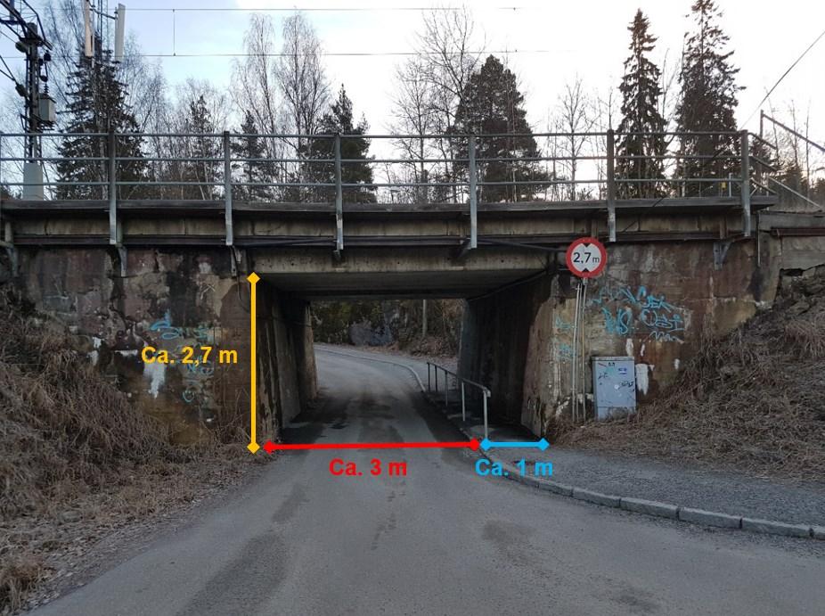 5.4. Utredning av undergang Eksisterende undergang i Theodor Hansens vei har en maksimal tillatt høyde på 2,7 m, veibanebredde på ca. 3 m og fortau på ca. 1 m, se figur 21.