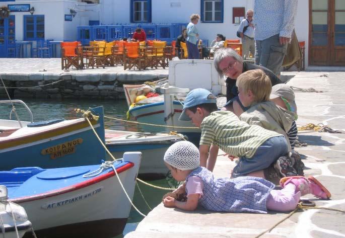 På ferie med barn i Hellas kan det oppstå interaksjonspåskudd når barna f.eks oppdager noe uventet i vannet. Når en eller to legger seg ned for å kikke, blir alle forbipasserende straks nysgjerrige.