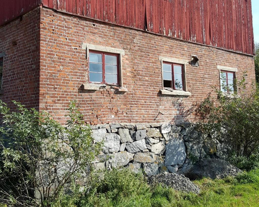 Vurdere tilstanden først teglvegg over terreng Gammel låve Kom inn i forprosjektet Vernede fasader Natursteinsmur med teglvegg over.