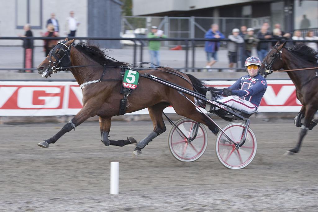 LUNSJTRAV jerkebanen 90 år JERKEANEN Nr 9/01 Vi gratulerer Team Gundersen med