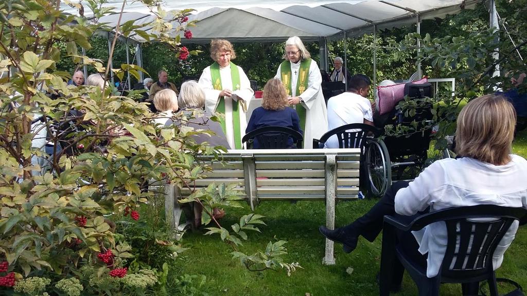 Åpen kirke mandagskveldene (kl 18-20) er en viktig del av vårt tilbud om bruk av kirkerommet. Høsten 2016 startet vi også med «Musikk&Relax»; Åpen kirke med musikk, på tirsdagskvelder (kl 17-1830).