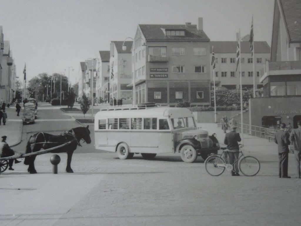 Ut mot Kaibakken ble det i 1950-årene bygget enkle murpussede byhus i ulike farger.