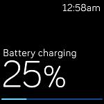 Mens klokken lades, kan du tappe på skjermen for å sjekke batterinivået. Tapp to ganger på skjermen for å bruke Versa mens den lades.