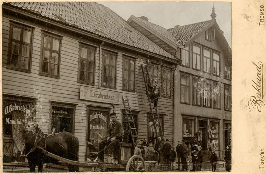En lang og stolt historikk Forretningen O. Gabrielsen ble etablert i bygget i 1884. Bildet er fra ca. 1900. Foto: Th.