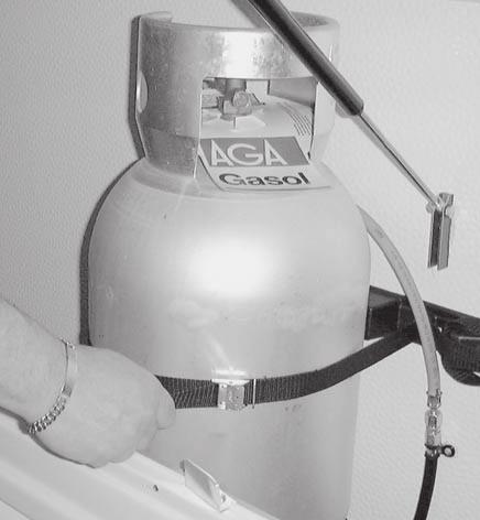 UTSKIFTING AV GASSFLASKE Gassflasken er plassert utvendig i gasskassen og rommer 11 kg propangass.