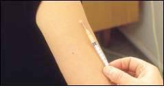 Vaksinen settes intrakutant, så overfladisk som mulig. Stikkstedet er på utsiden av venstre overarm, litt ovenfor midten, ved festet til deltoidmuskelen.