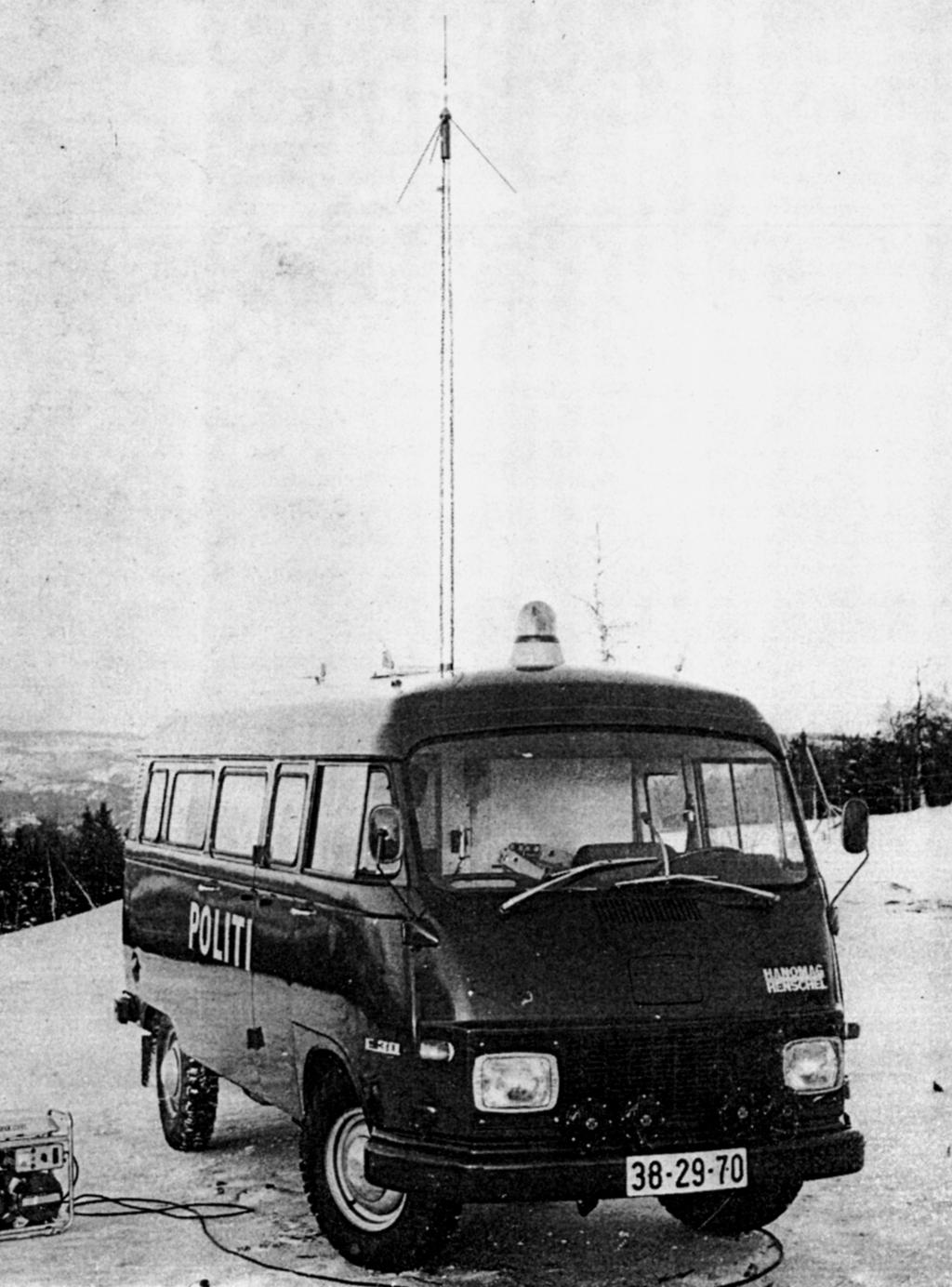 Radioutrustningen: Utstyret var av type SRA CN404T (5 stk.) og ble levert av Radiocom A/S, Oslo. Det var 4 fastmonterte stasjoner, samt 1 stasjon i bærbar koffert (transportabel).