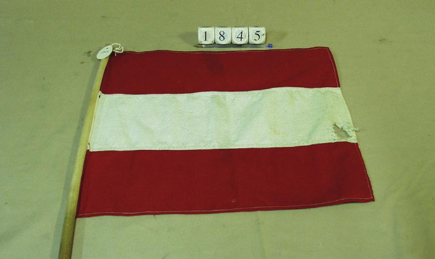 Fargen er rød med hvite felt som skjules av klaffene (klaffene er røde på oversiden og hvite på undersiden). Morsetegnene slås med korte og lange blink.