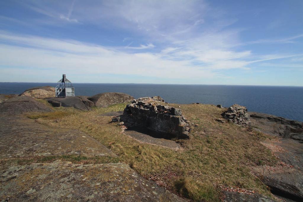 Ruiner etter det eldste fyret på Store Færder Lille Færder fyrstasjon på øya Tristein