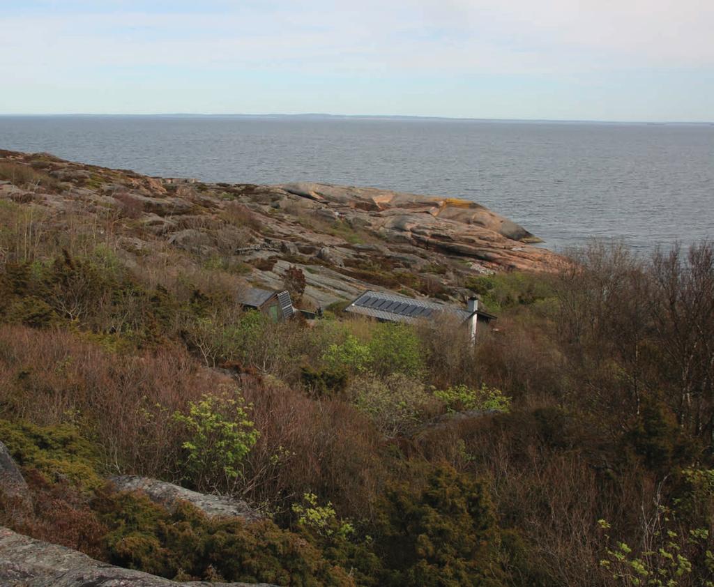 På nordøstsiden av øya ligger en hytte som benyttes som