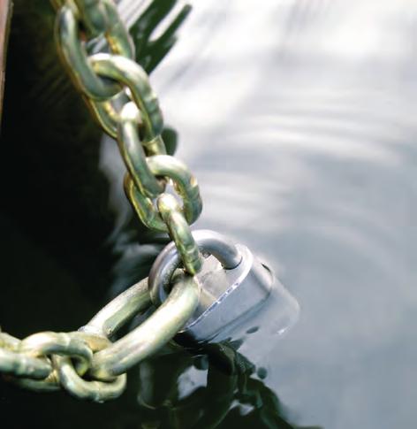 Båter som ligger på vannet bør låses til brygga eller bøya. Påhengsmotorer bør låses fast i båten. Dersom båten ligger på en tilhenger, er den ekstra enkel å stikke av med.