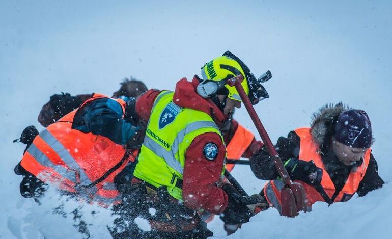 Sysselmannen er tilfreds med tjenesten som helikopteroperatøren Lufttransport AS leverer, og samarbeidet er godt. Vi er også fornøyd med tjenesten rederiet Fafnir leverer på «Polarsyssel».