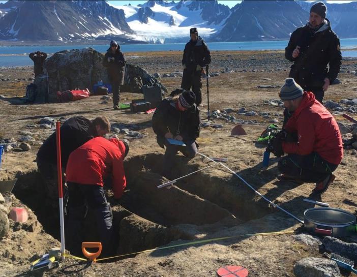 Strandrydding Sysselmannen arrangerte to strandryddingstokt for fastboende på Svalbard i 2017. Hvert av toktene gikk over fem dager, og det ble ryddet 60 kubikkmeter søppel.