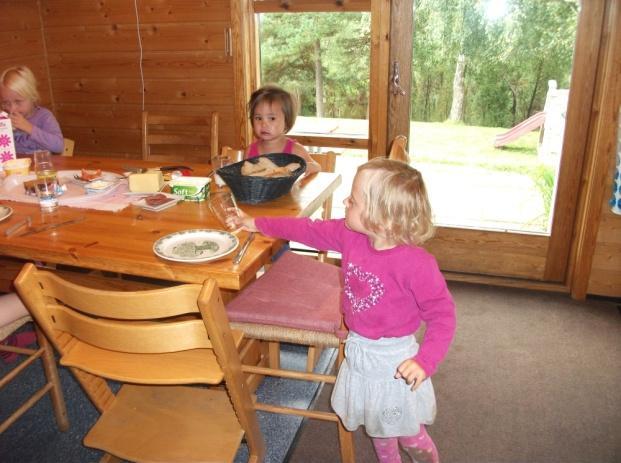TID, TRIVSEL OG TRYGGHET For å vektlegge at vi har god tid, har vi innført den langsomme lunsjen, det vil si at barna spiser i små grupper på ca. 5 barn av gangen sammen med to voksne.