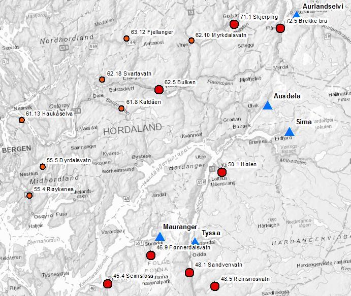 2 Bakgrunn for oppdraget Figur 2-4. Elver som opplevde skadeflommer I oktober 2014 (røde sirkler) og nærliggende vassdrag som gikk fri for skader grunnet vannkraftmagasiner (blå trekant). Fra ref.