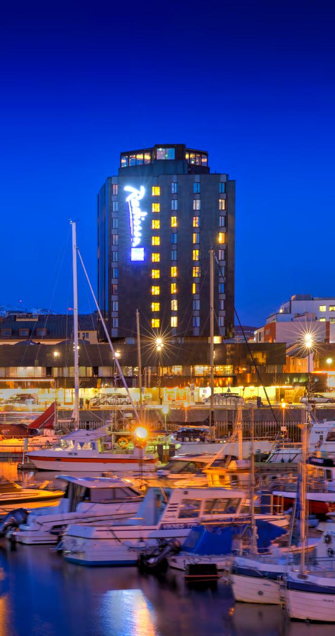 VELKOMMEN Omkranset av sjø og vakre fjell, har hotellet en flott beliggenhet like ved den sjarmerende småbåtshavnen i Bodø.