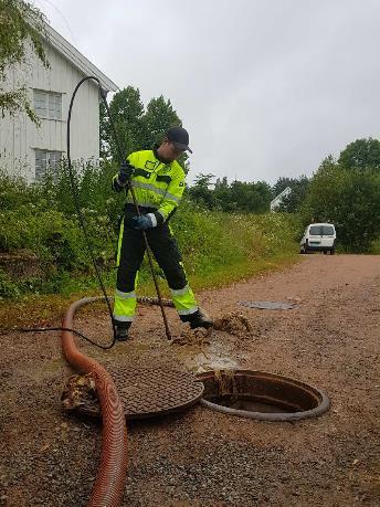 Vanlige feil er ødelagte eller uhensiktsmessige tanklokk, manglende alarmer som gjør at tette avløpstanker renner over, manglende dykkere som gjør at infiltrasjonsgrøfter tetter seg, søppel i tanken