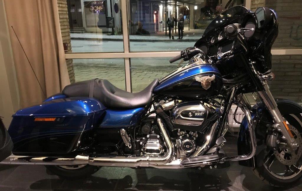 Dealer Reidar hadde utsmykket lobbyen med en vakker blå 2018 Street Glide jubileumsmodell. Årsmøtet startet lørdag på slaget kl 12.