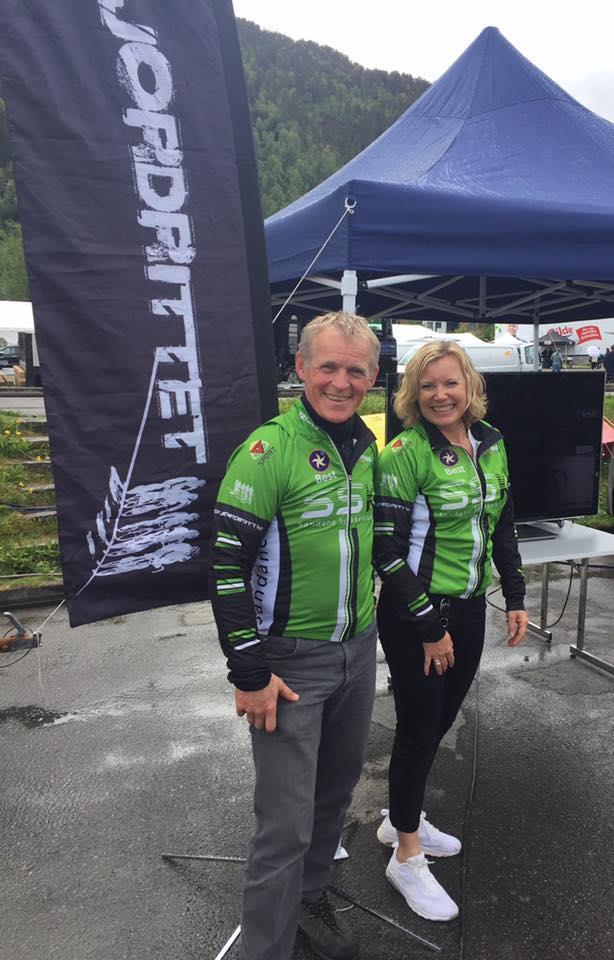 Tour des Fjords Sandane Sykkeklubb sette opp stand i Førde i samband med målgangen til 1.etappe av Tour des Fjords.