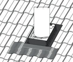 Ta bort beskyttelsesfolien, og trykk fast den aluminiumforsterkede gummiduken oppå takpannene og mot overbeslaget. Duken er forsterket med aluminiumsnetting som gjør den enkel å forme mot takpannene.