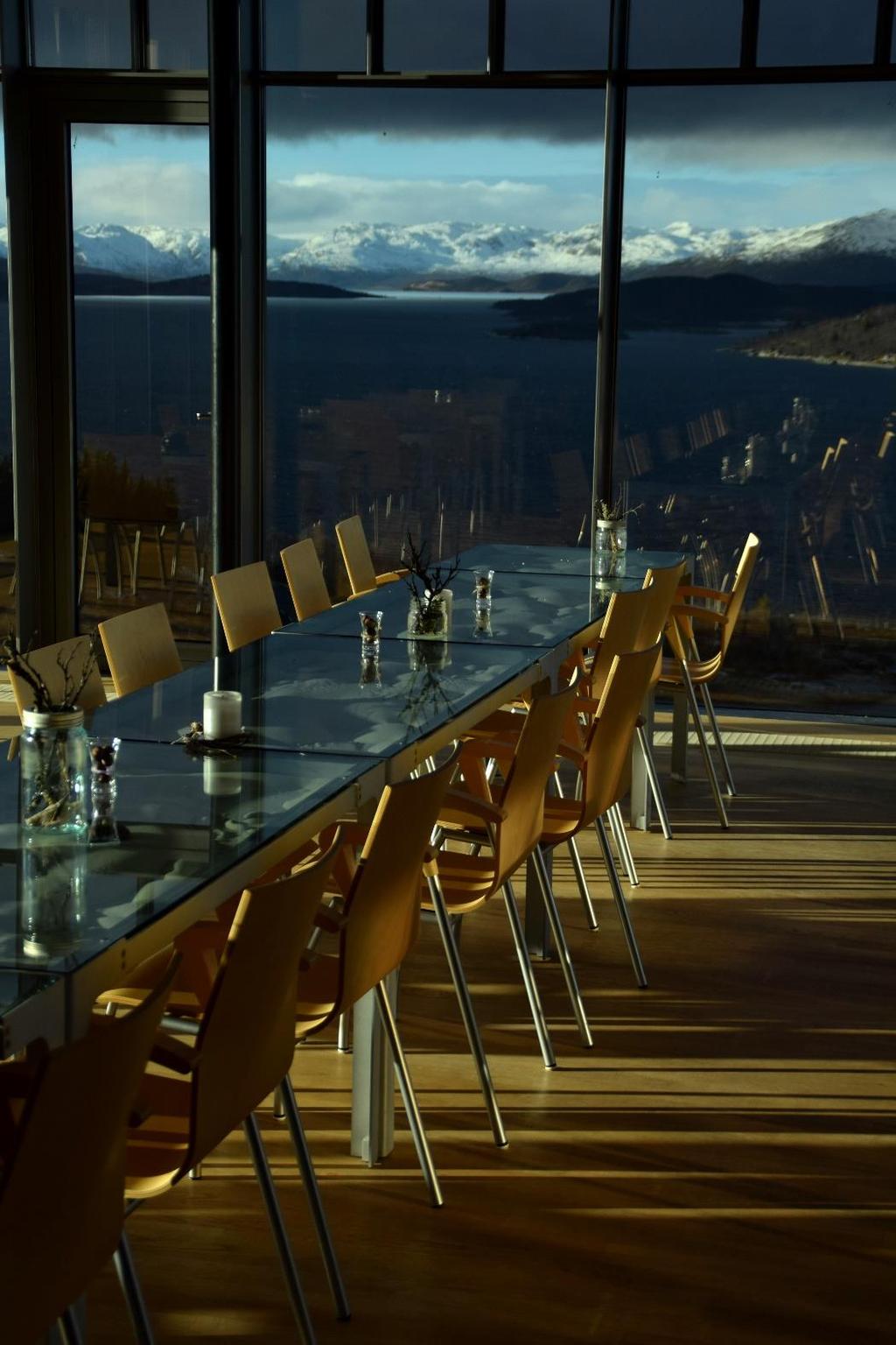 Innendørs Lunsj/middag Kombiner lunsj med en av Norges mest spektakulære utsikter. Fra 2018 tilbyr vi muligheten til å forhåndsbestille varm lunsj eller middag.