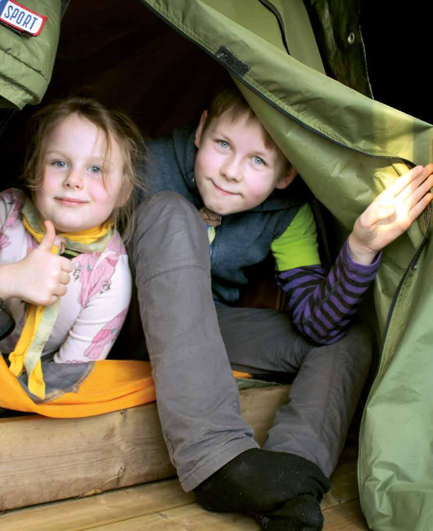 Konrad og lillesøster Leonora i teltet KONRAD HAR SOVET UTE I