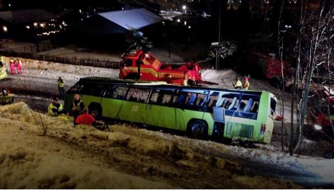 Buss veltet Rommen Oslo Sjåfør og en