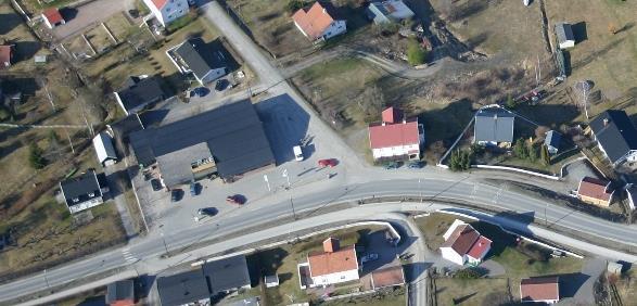 parkering og varelevering er trafikkfarlige. Bygget begynner i tillegg å bli dårlig, noe som gjør at det haster med å få etablert et mer hensiktsmessig lokale.