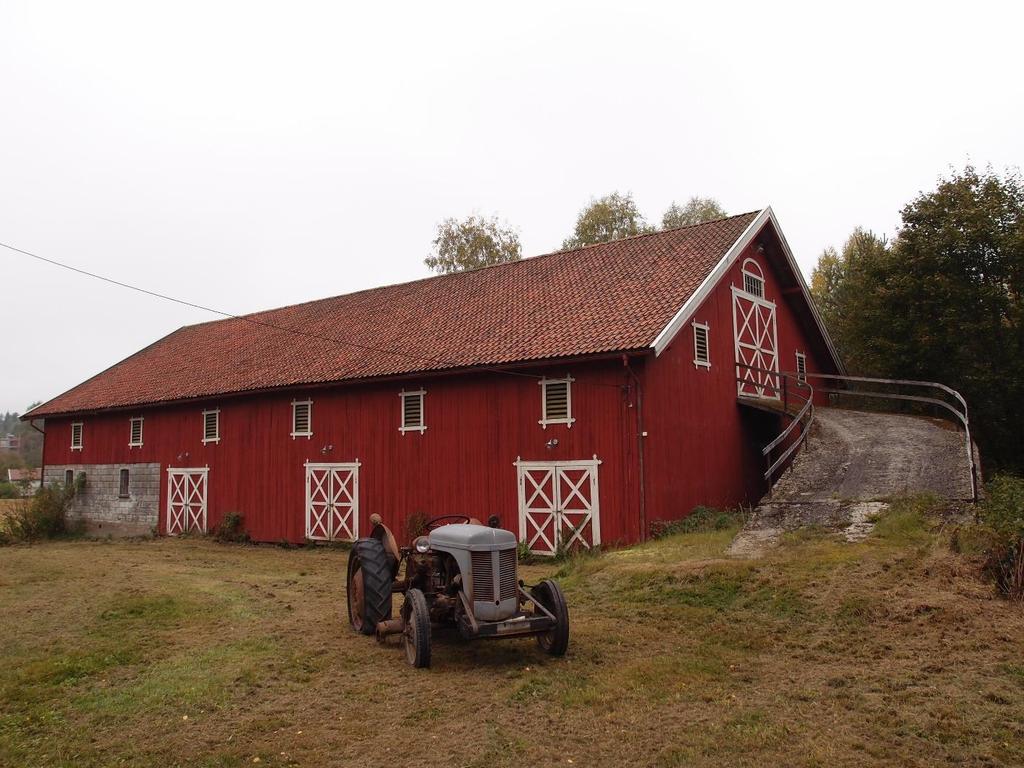 Foto 8: Låve på Skedsmokorset; Ida Maria Gjersem Landbruksbygninger som ikke lenger er i bruk, kan føre til forfall og dette er en utfordring for forvaltning av landskapet.