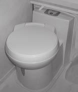 Tøm tanken før nivålampen tennes. Nivålampe Spyleknapp Bruke toalettet Ved bruk av toalettet: Ventilspak 1 Drei toalettstolen til ønsket stilling. 2. Åpne toalettets ventilblad med spaken. 3.