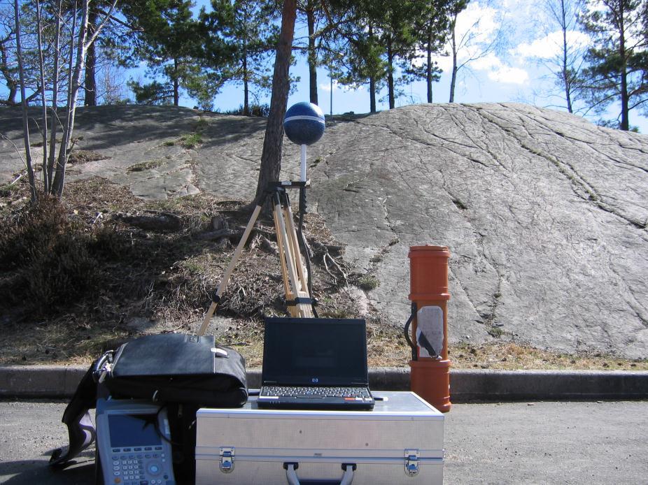 målepunktet. 6.5.3 Måleoppsett Måleantennen ble montert i et stativ slik at antennen var 1,2 m over gulvet/bakken. Bildene i figurene 6.3 og 6.4 viser måleoppsettet.