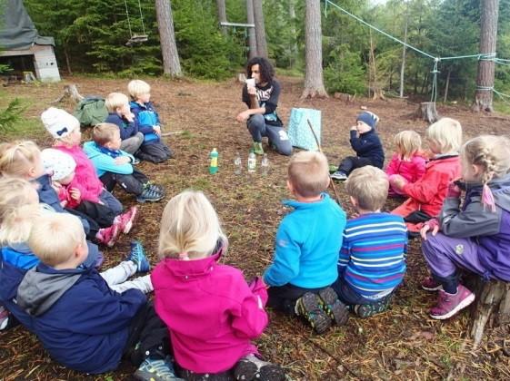 Storefot har vært der en gang allerede og blitt litt kjent med dem. Vi kommer til å skrive på ukeplanen hvem som skal ha med mat til dem. Vi har satt en fast "grisedag", og det blir mandager.