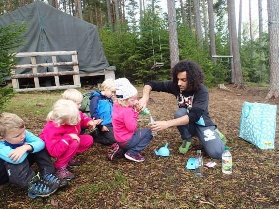 Slakting blir sannsynligvis i november. Barna våre liker når vi leser eller forteller eventyr for dem. Dette er først og fremst en kosestund, men også en stund som inneholder mye læring!