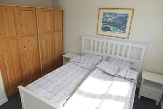 Soverom 1: Det største soverommet har en 160 cm bred dobbeltseng med madrass og