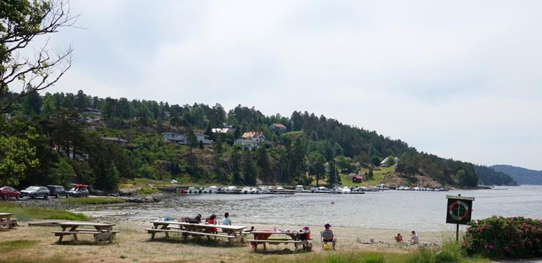 I nærområdet finnes to badestrender, Fredrikssten festning i Halden, Slusetur med turistbåt på Haldensvassdraget, Badeland i Norge (Sarpsborg) og Sverige, opplevelsessenteret Inspira i Sarpsborg,