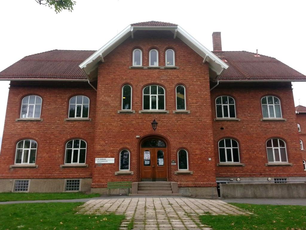 Bankbygget, Bankveien 1 Bankbygget (Figur 15) ble innviet i 1914, samtidig med Åsgård skole. Bygningen inneholdt bank og fungerte som herredshus.