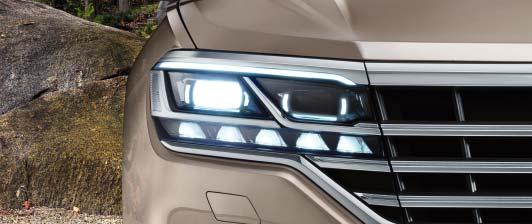 01 IQ. Light LED Matrix-hovedlyktene med dynamisk fjernlysregulering lyser opp veien med sterkere lys og en bredere lyskjegle uten at andre trafikanter blendes.