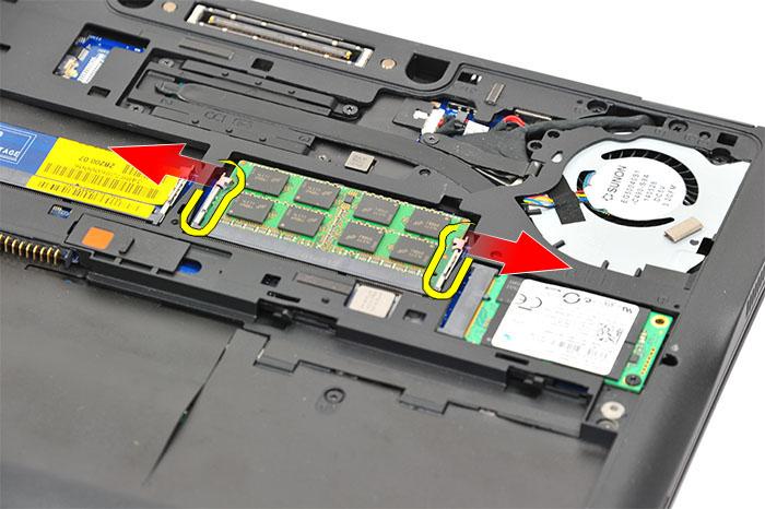 b Løft opp msata SSD-kortet, og ta det ut av datamaskinen [2]. Sette inn msata SSD-kortet 1 Plasser msata SSD-kortet i sporet på datamaskinen.