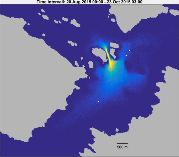 Figur 33. Utslipp av fin sand i hvert av de planlagt gjenfylte sundene. Korallenes posisjoner er markert med hvite prikker.