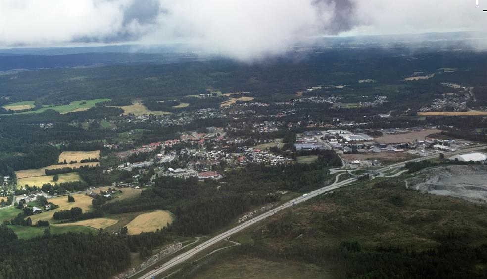 Urbaniseringen i Norge 81 % bor i tettbygde strøk Ca 100