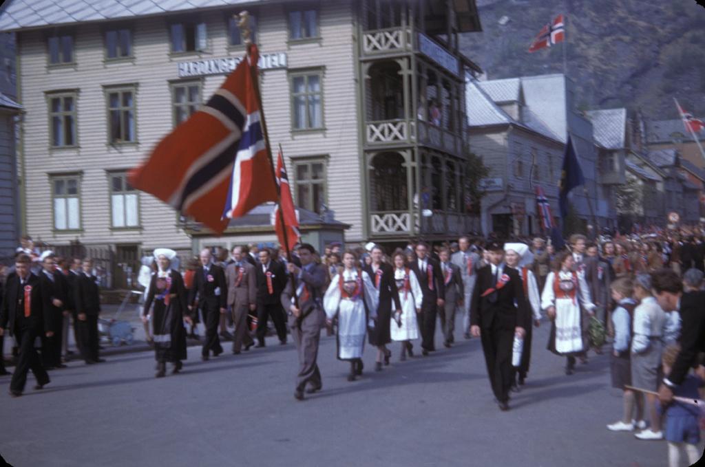 Som regel vendte skaftet på hammeren inn mot midten, men ikke på dette flagget som museet fikk innlevert etter en opprydding på Tyssedal skole.