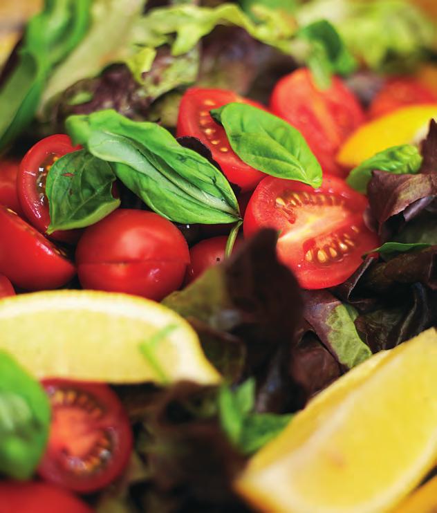 Fargerik mat i små porsjoner skjerper matlysten. Frukt og grønnsaker som pynt og tilbehør gir farge til ellers fargeløse retter.