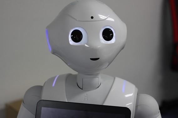 Roboter som finansrådgivere har blitt mer og mer vanlig i utlandet, og er på full fart inn i Norge. Enten man liker det eller ikke, må nok mange påregne å bli betjent av en finansrobot i fremtiden.