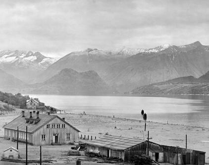 Området helsehuset står på var opprinneleg ei langgrunn vik som befolkninga brukte til badeplass. I byplana fra tidleg på 1900-talet var området planlagd med bykvartal langs fjorden.