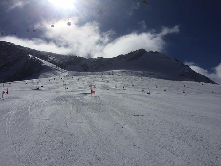 Oppsummering Vinteren 2016-17 var en snøfattig vinter med utfordringene det gir for en alpingruppe å finne gode treningsforhold, og som sesongen før var forsesongen preget av jakt på snø.