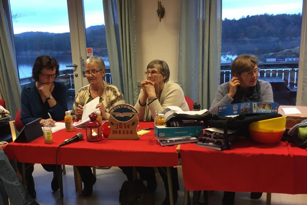 Juleverkstadamene Ein torsdag i månaden, sit der eit herleg knippe med vaksne damer i kiosken på klubbhuset.