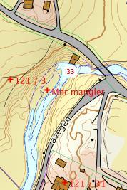 bekken er senket og steinsatt, bredde 4 meter, dybde 10-50 cm. Mye mose, lyseksponert. Substrat av stein og grus.