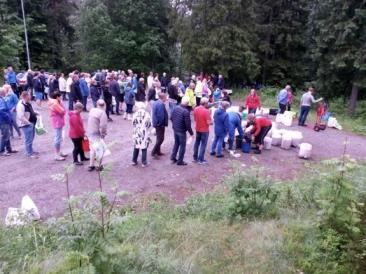 Suppleringsaksjon 15.6.2016 Noen av de 600 deltakerne i kø foran utdeling av Nemaslug-suppe = brukt gjærvæske + Nemaslug. Foto B.